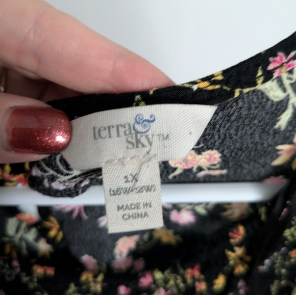 Tara and sky 1X floral blouse - Picture 2 of 2